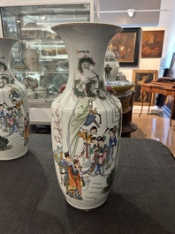 A pair of Chinese famille rose vases with a vistit to the palace, 19th/20th C.