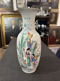 Een paar Chinese famille rose vazen met dames in een tuin, 19de/20ste eeuw