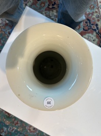 Een Chinese famille rose balustervaas met dames die zich ontspannen in een paleistuin, Qianlong merk, 20ste eeuw