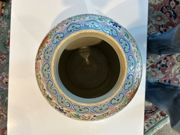 Een Chinese famille rose dekselvaas met spelende jongens in een paleistuin, 19de eeuw