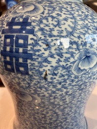 Een Chinees blauw-wit vijfdelig kaststel met 'Shou' decor, Chenghua merk, 19de eeuw