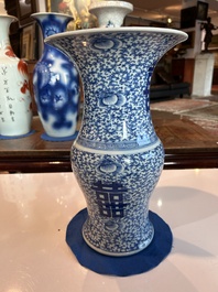 Een Chinees blauw-wit vijfdelig kaststel met 'Shou' decor, Chenghua merk, 19de eeuw
