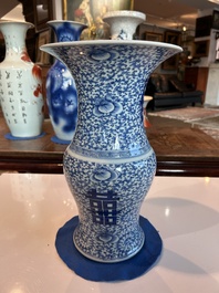 Een Chinees blauw-wit vijfdelig kaststel met 'Shou' decor, Chenghua merk, 19de eeuw
