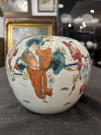 Een Chinese famille rose pot met spelende jongens, 19de eeuw