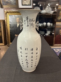 Een paar Chinese famille rose vazen met dames in een tuin, 19de/20ste eeuw