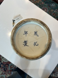 Een Chinees blauw-wit vijfdelig kaststel met 'Shou' decor, Chenghua merk, 19de eeuw