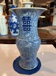 Een Chinees blauw-wit vijfdelig kaststel met 'Shou' decor, Chenghua merk, 19de eeuw