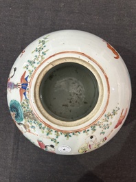 Een Chinese famille rose pot met spelende jongens, 19de eeuw