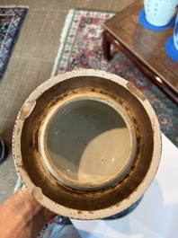 Een Chinees blauw-wit vijfdelig kaststel met 'Shou' decor, Chenghua merk, 19de eeuw