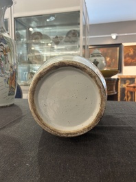 A pair of Chinese famille rose vases with a vistit to the palace, 19th/20th C.