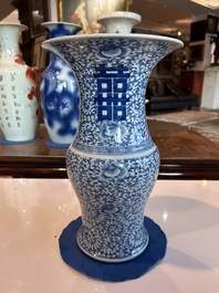 Een Chinees blauw-wit vijfdelig kaststel met 'Shou' decor, Chenghua merk, 19de eeuw