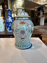 Een Chinese famille rose dekselvaas met spelende jongens in een paleistuin, 19de eeuw