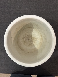 Een Chinese famille rose scroll pot met een draak en een feniks, 19de eeuw