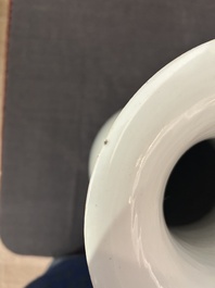 Een paar Chinese famille rose vazen met dames in een tuin, 19de/20ste eeuw