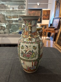 Een paar Chinese Kanton famille rose vazen met paleissc&egrave;nes en floraal decor, ca. 1900