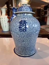 Een Chinees blauw-wit vijfdelig kaststel met 'Shou' decor, Chenghua merk, 19de eeuw