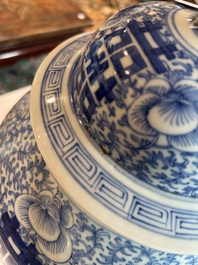 Een Chinees blauw-wit vijfdelig kaststel met 'Shou' decor, Chenghua merk, 19de eeuw