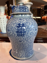 Een Chinees blauw-wit vijfdelig kaststel met 'Shou' decor, Chenghua merk, 19de eeuw