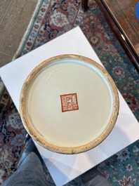 Een paar Chinese famille rose vazen met koraalrode fondkleur, Qianlong merk, Republiek