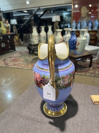 Een Louis-Philippe S&egrave;vres porseleinen kan met floraal decor op blauwe fond, blauwe ster merk, gedateerd 1832