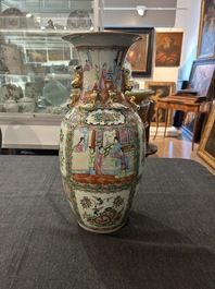 Een paar Chinese Kanton famille rose vazen met paleissc&egrave;nes en floraal decor, ca. 1900