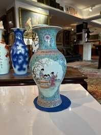 Een Chinese famille rose balustervaas met dames die zich ontspannen in een paleistuin, Qianlong merk, 20ste eeuw