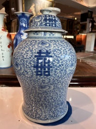 Een Chinees blauw-wit vijfdelig kaststel met 'Shou' decor, Chenghua merk, 19de eeuw