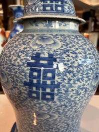 Een Chinees blauw-wit vijfdelig kaststel met 'Shou' decor, Chenghua merk, 19de eeuw