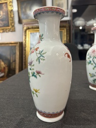 Een paar Chinese famille rose vazen met granaatappels, bloesemtakken en vleermuizen, Yongzheng merk, 20ste eeuw