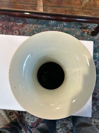 Een paar Chinese famille rose vazen met koraalrode fondkleur, Qianlong merk, Republiek