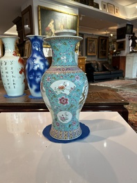 Een Chinese famille rose balustervaas met dames die zich ontspannen in een paleistuin, Qianlong merk, 20ste eeuw