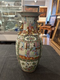 Een paar Chinese Kanton famille rose vazen met paleissc&egrave;nes en floraal decor, ca. 1900