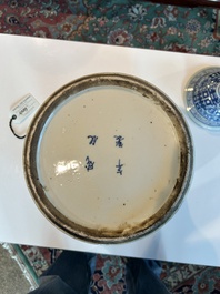 Een Chinees blauw-wit vijfdelig kaststel met 'Shou' decor, Chenghua merk, 19de eeuw