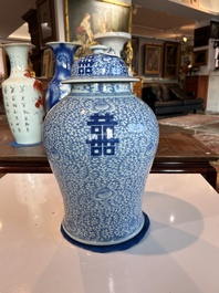 Een Chinees blauw-wit vijfdelig kaststel met 'Shou' decor, Chenghua merk, 19de eeuw