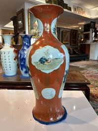 Een paar Chinese famille rose vazen met koraalrode fondkleur, Qianlong merk, Republiek