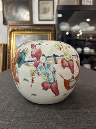 Een Chinese famille rose pot met spelende jongens, 19de eeuw