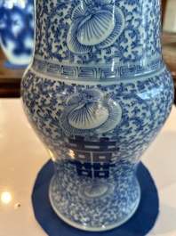 Een Chinees blauw-wit vijfdelig kaststel met 'Shou' decor, Chenghua merk, 19de eeuw