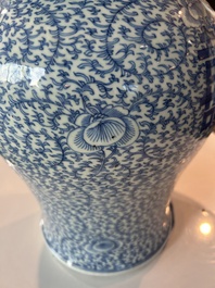 Een Chinees blauw-wit vijfdelig kaststel met 'Shou' decor, Chenghua merk, 19de eeuw