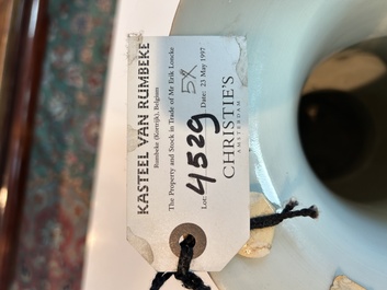 Een Chinees blauw-wit vijfdelig kaststel met 'Shou' decor, Chenghua merk, 19de eeuw