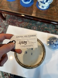 Een Chinees blauw-wit vijfdelig kaststel met 'Shou' decor, Chenghua merk, 19de eeuw