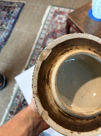 Een Chinees blauw-wit vijfdelig kaststel met 'Shou' decor, Chenghua merk, 19de eeuw