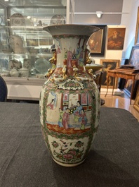 Een paar Chinese Kanton famille rose vazen met paleissc&egrave;nes en floraal decor, ca. 1900