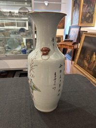 A pair of Chinese famille rose vases with a vistit to the palace, 19th/20th C.