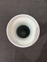 Een paar Chinese famille rose vazen met granaatappels, bloesemtakken en vleermuizen, Yongzheng merk, 20ste eeuw