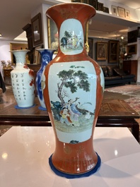 Een paar Chinese famille rose vazen met koraalrode fondkleur, Qianlong merk, Republiek