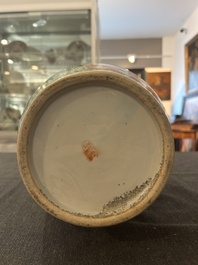 Een paar Chinese Kanton famille rose vazen met paleissc&egrave;nes en floraal decor, ca. 1900