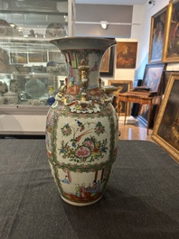 Een paar Chinese Kanton famille rose vazen met paleissc&egrave;nes en floraal decor, ca. 1900