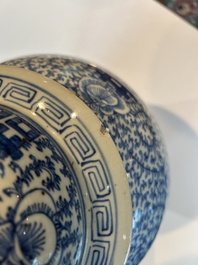 Een Chinees blauw-wit vijfdelig kaststel met 'Shou' decor, Chenghua merk, 19de eeuw