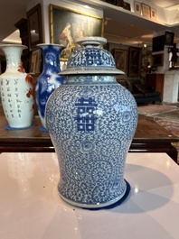 Een Chinees blauw-wit vijfdelig kaststel met 'Shou' decor, Chenghua merk, 19de eeuw