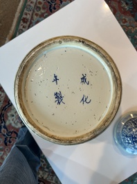 Een Chinees blauw-wit vijfdelig kaststel met 'Shou' decor, Chenghua merk, 19de eeuw